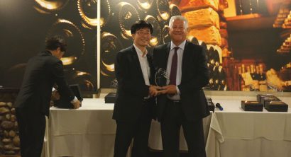 Mills CNC’s Sales Director, Nick White (right) receives the ‘Top Dealer Award’ from Mr Alex Ju (Left), Senior Vice-President, Head of Overseas Sales, Doosan Infracore at the Doosan Dealer Award Dinner held during EMO Milan.