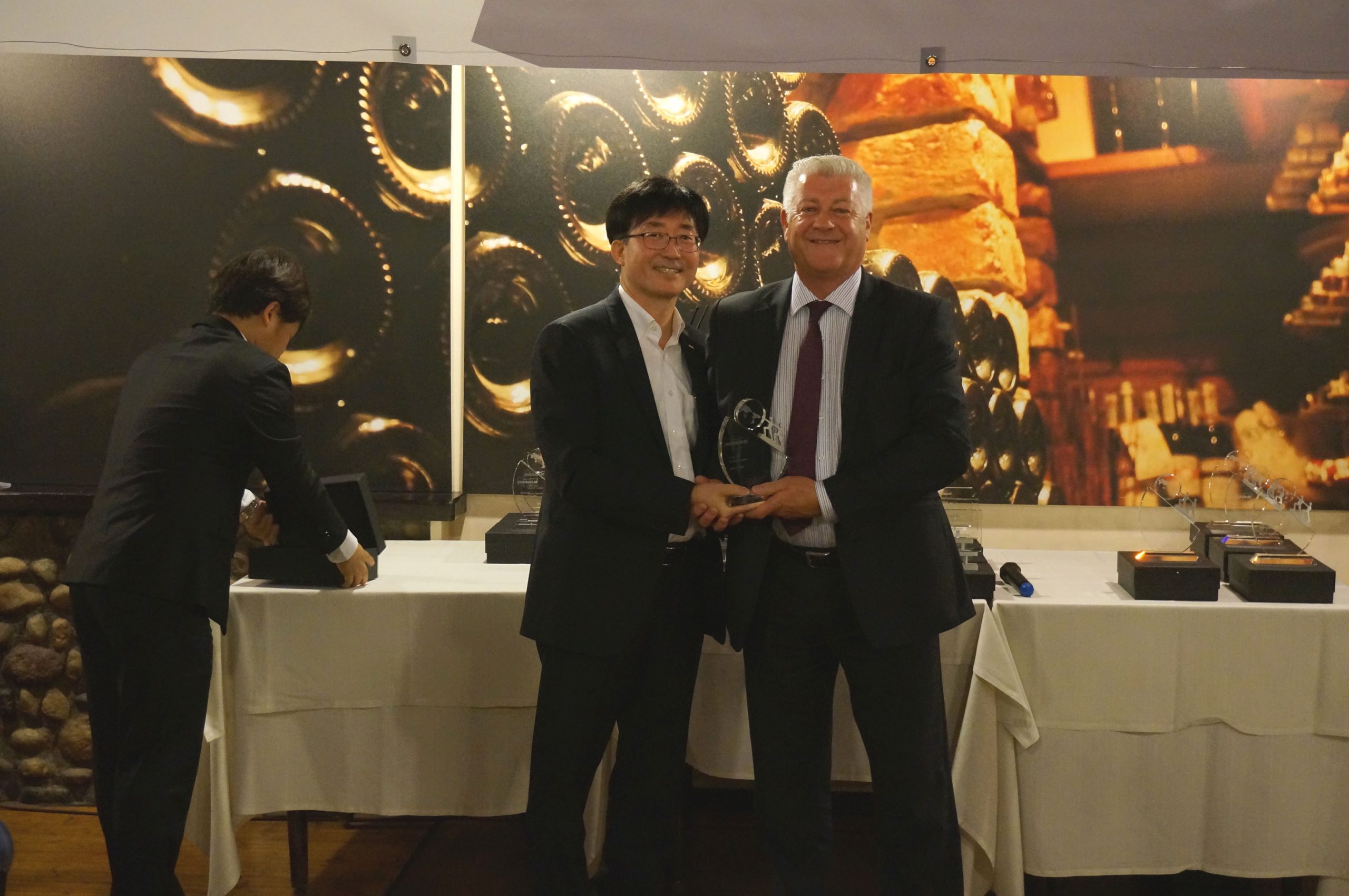 Mills CNC’s Sales Director, Nick White (right) receives the ‘Top Dealer Award’ from Mr Alex Ju (Left), Senior Vice-President, Head of Overseas Sales, Doosan Infracore at the Doosan Dealer Award Dinner held during EMO Milan.