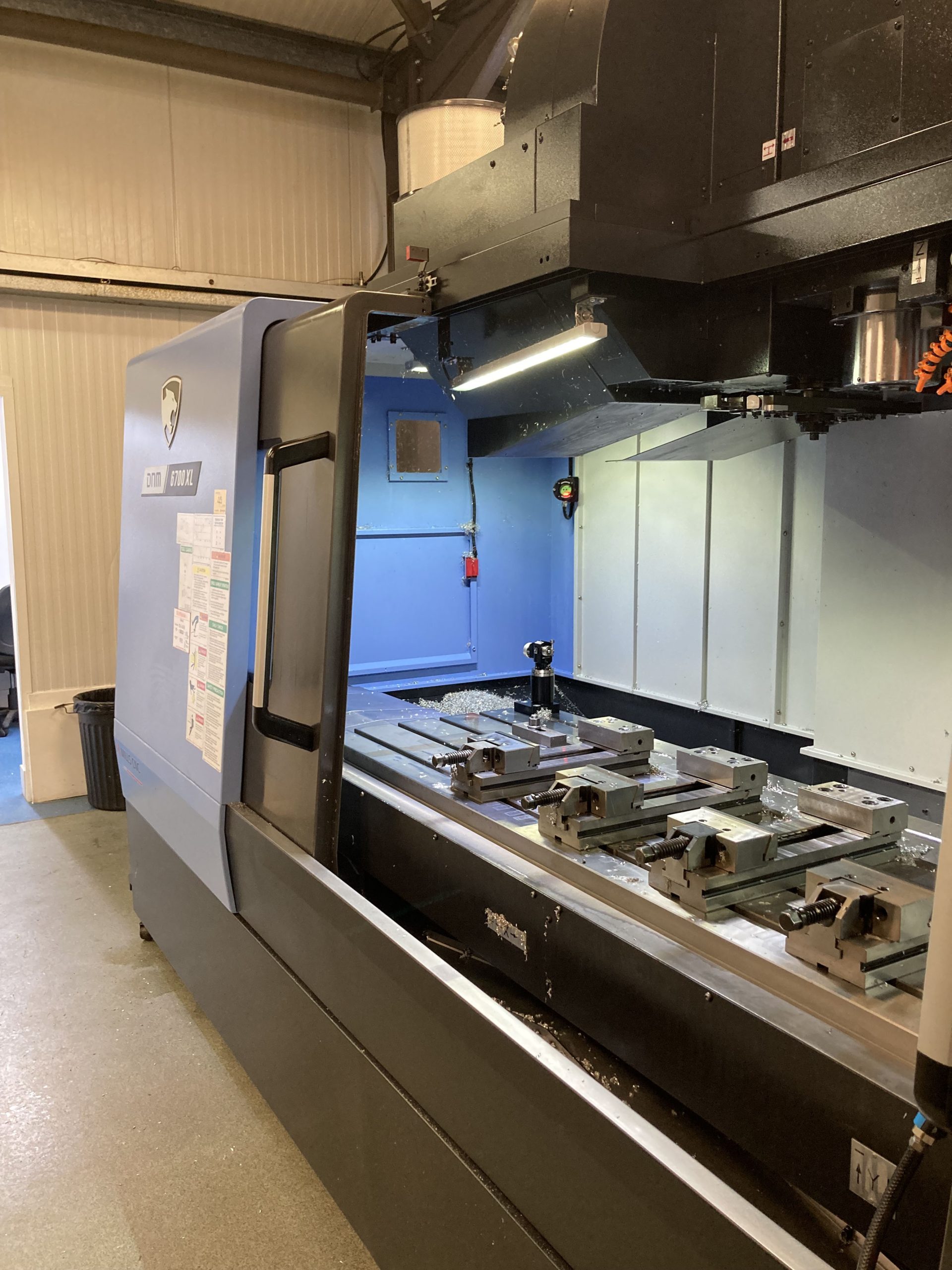DNM 6700XL large-capacity vertical machining centre