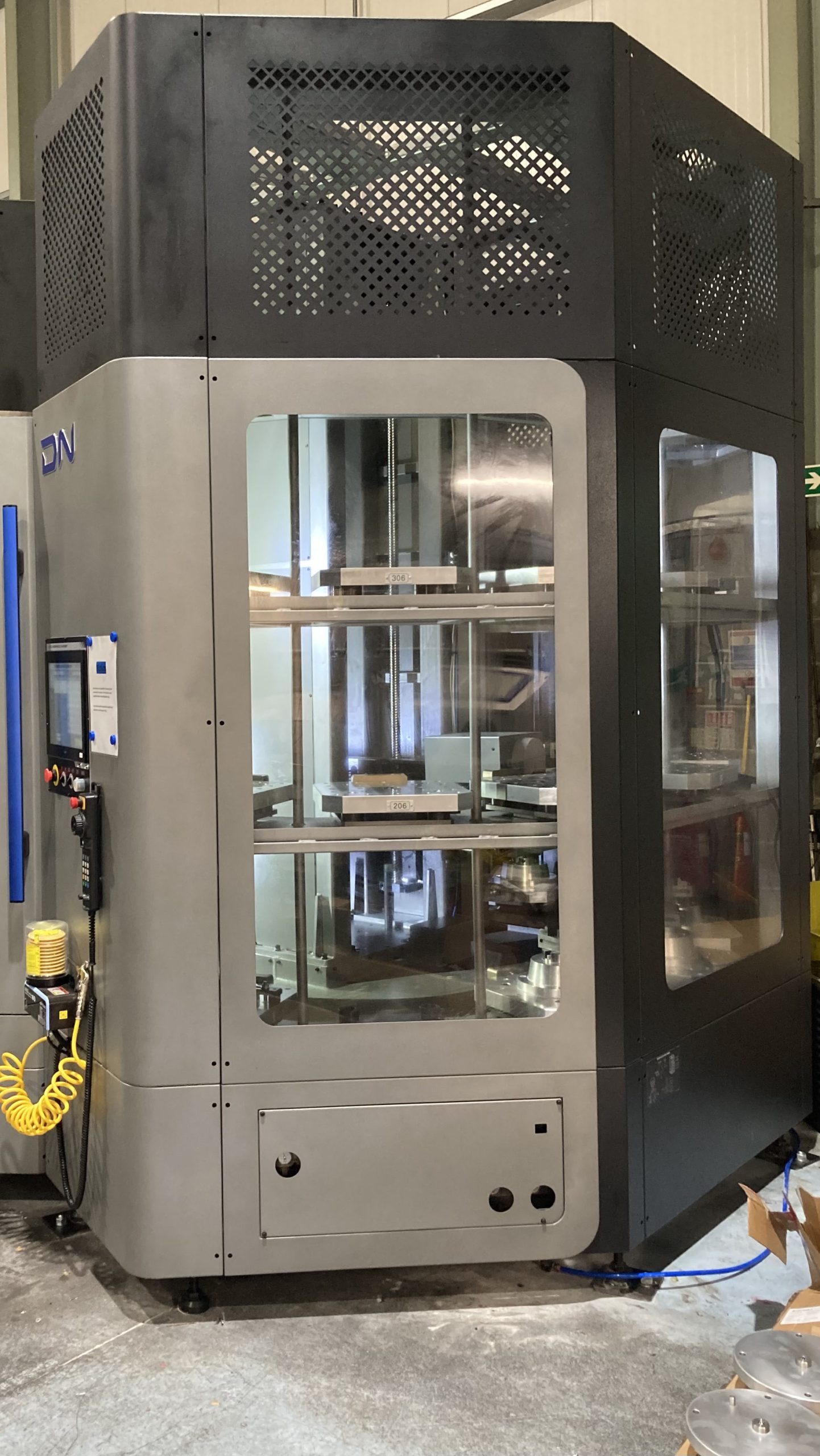 DVF 5000 second-generation simultaneous 5-axis machining centre